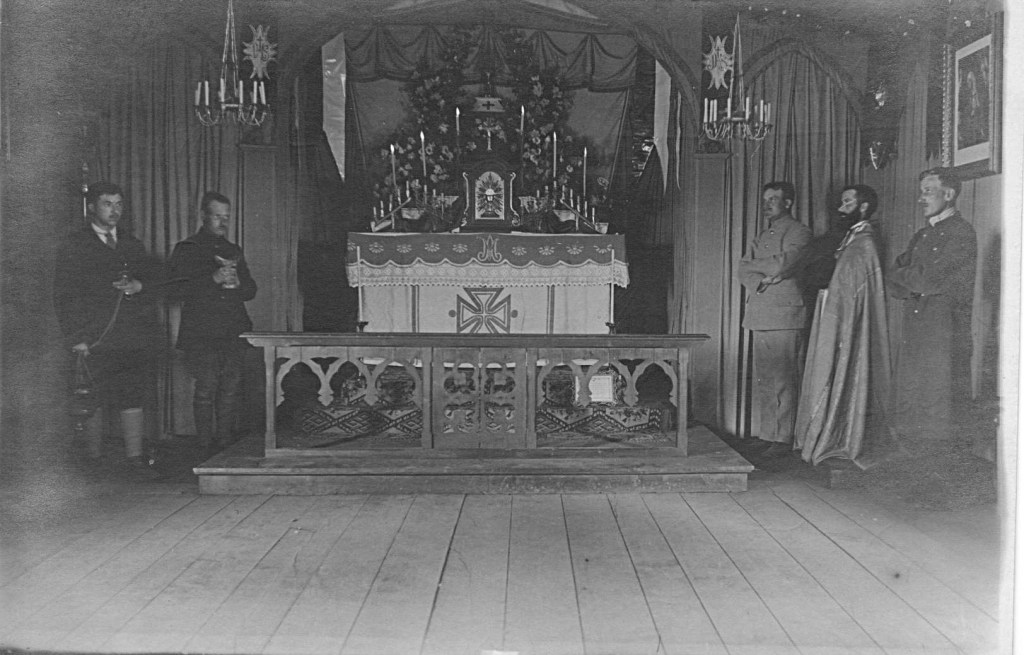 À l’intérieur de la chapelle du camp de Regensburg. A droite, au milieu, D. Lamy (photo transmise par V. Gaitte et en propriété de Françoise Reyssier)